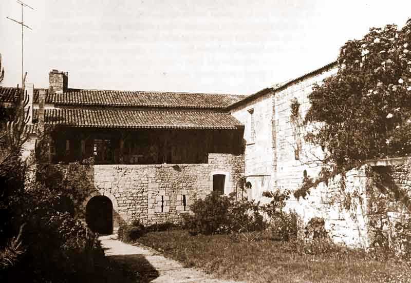 дом тамплиеров в Les-Epaux